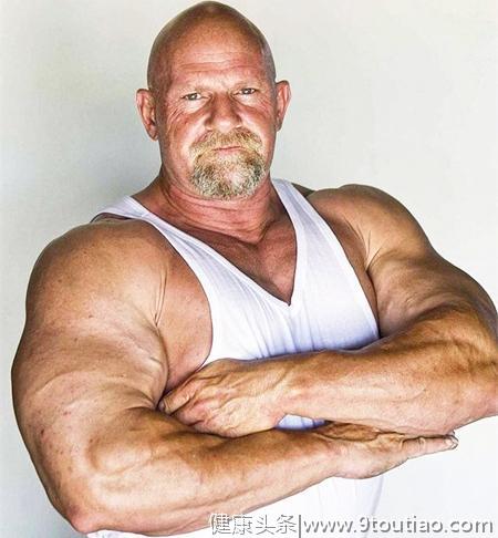 大叔身高1米95，拥有58厘米手臂围度，63岁还被称为“肌肉巨兽”