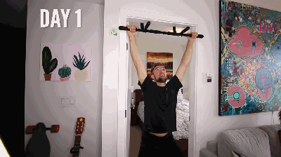 每天在家练100引体向上加100吊环臂屈伸，男子挑战30天看健身效果