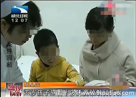 孩子感冒竟差点失明 母亲绝望地在医院哭泣 治疗后终于恢复一点