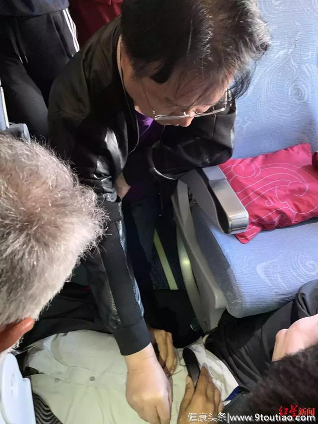 飞机上外国乘客发病瘫倒，四川医生针灸救人！救援3小时被吐一身仍寸步不离