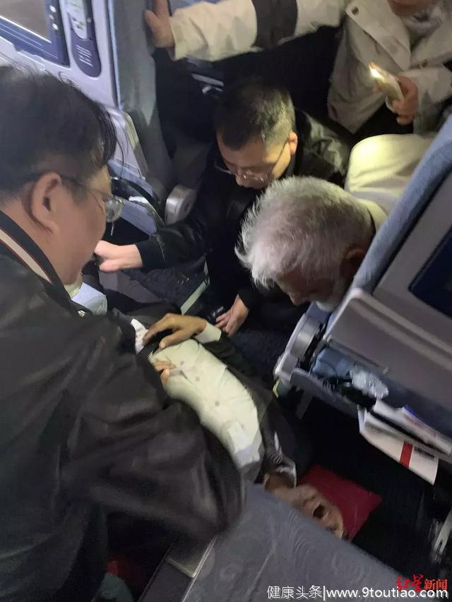 飞机上外国乘客发病瘫倒，四川医生针灸救人！救援3小时被吐一身仍寸步不离