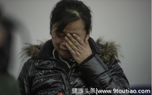 28岁女编辑肝癌离世，医生惋惜：2症状早已警示，很多人都忽视