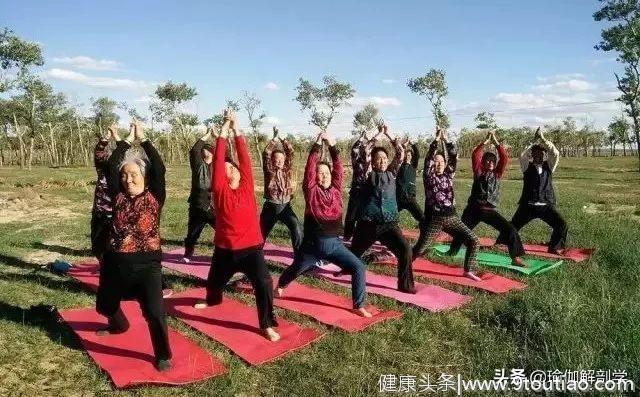 76岁老奶奶练“土味瑜伽”，网友：越活越年轻！