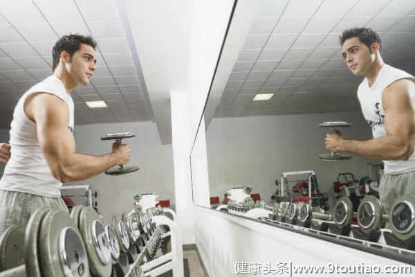 健身5分钟自拍两小时——为什么在健身房举铁要照镜子？