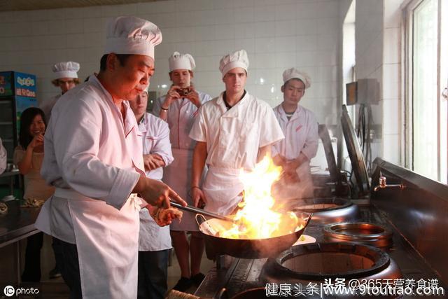 三分钟！厨师教你如何准确的把握油温，烹饪色香味俱全菜肴的秘笈