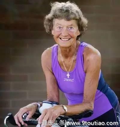 她56岁开始健身，在80岁这年，有了比18岁还要惊艳的身材！