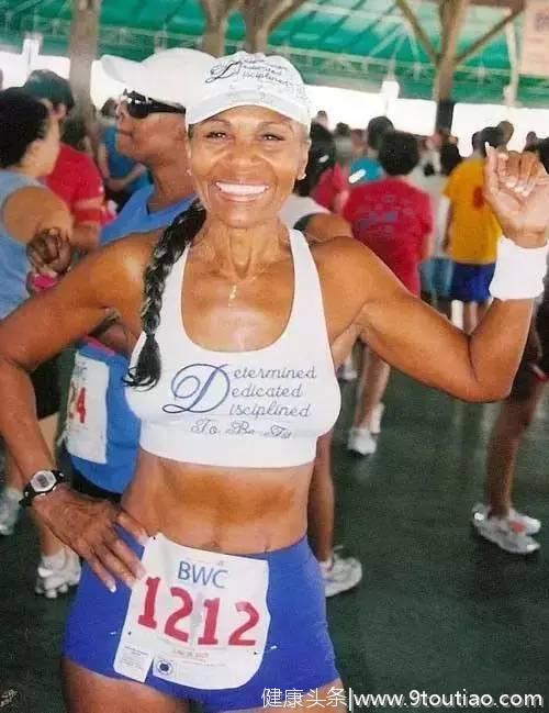 她56岁开始健身，在80岁这年，有了比18岁还要惊艳的身材！