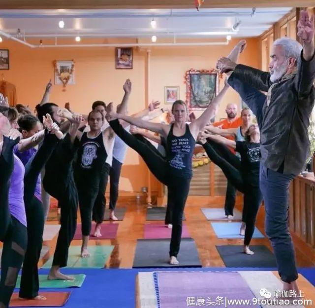 19岁开始练瑜伽，现成 80 岁老爷子，倒立只用头！