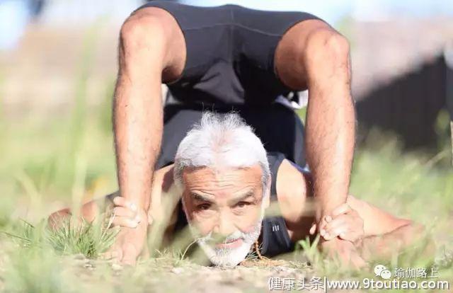 19岁开始练瑜伽，现成 80 岁老爷子，倒立只用头！