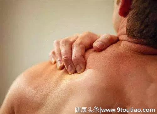 怎么越锻炼肩周炎越严重？肩周疼痛不能拉伸，三个动作解决肩周炎
