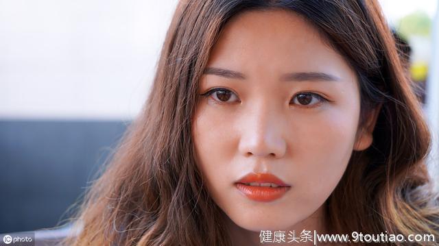 女人胸部不痛不痒 却出现3种“变化” 可能是“癌细胞”想活跃