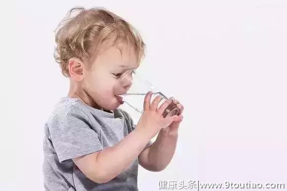 孩子感冒时多喝热水，好处居然有这么多！