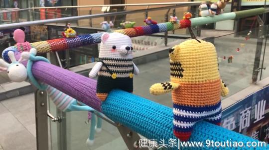 上海90后妈妈产后抑郁 她给整街栏杆织上了毛衣
