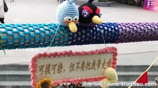 上海90后妈妈产后抑郁 她给整街栏杆织上了毛衣