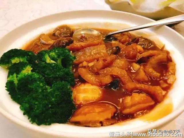 一群90后来到一家“够传统”的艺术餐厅，却对一壶养生汤着了迷