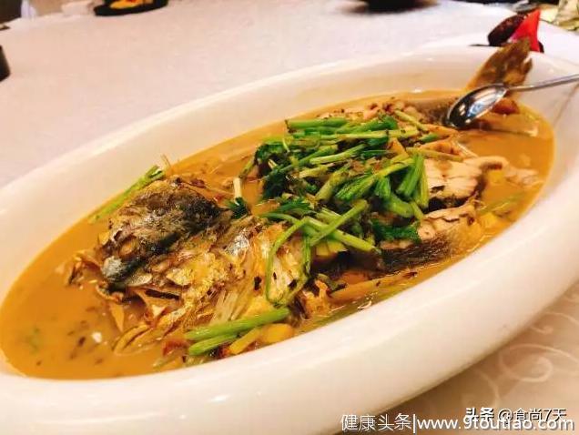 一群90后来到一家“够传统”的艺术餐厅，却对一壶养生汤着了迷