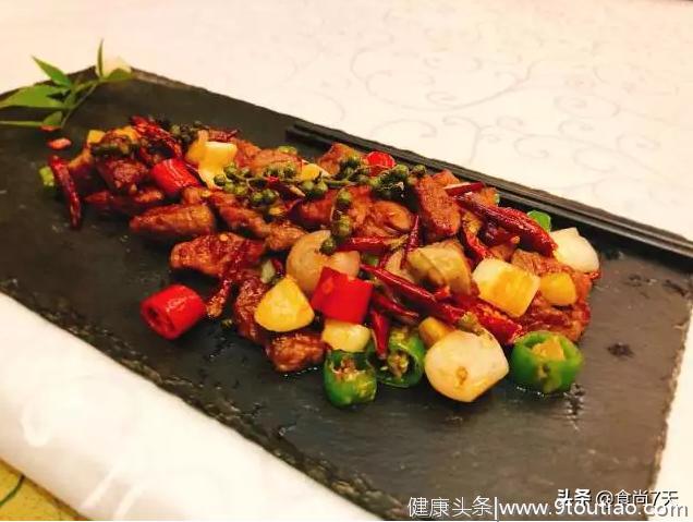 一群90后来到一家“够传统”的艺术餐厅，却对一壶养生汤着了迷