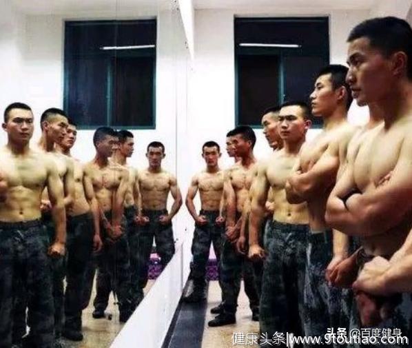 士兵的日常训练强度很大，为什么肌肉却不如健身房里的肌肉男？