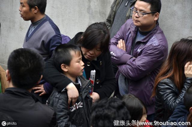 警醒！17岁少年跳桥自杀，折射出“中国式”家庭教育的深层弊病