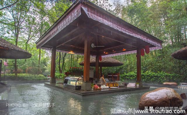 这处温泉藏匿在苏浙皖三省交界的千亩竹海里，有独家的养生秘笈