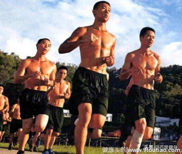 当兵的人训练强度很高，为什么肌肉却不如健身的肌肉男？