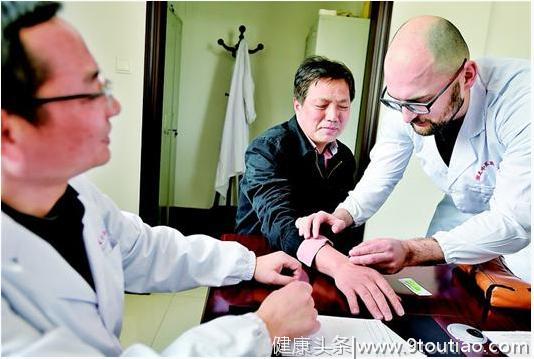 俄罗斯帅小伙：为母治病来武汉这所大学学中医，已会针灸和拔火罐