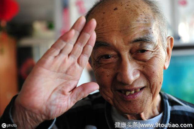 90后陷入脱发危机？脱发危机为何缠上90后？教90后8招养发大法？