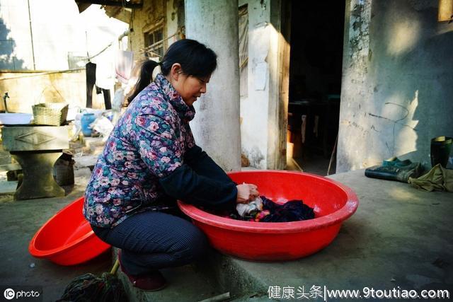 30多岁女子因腰痛查出肝癌，医生提醒，三种食物尽量要远离