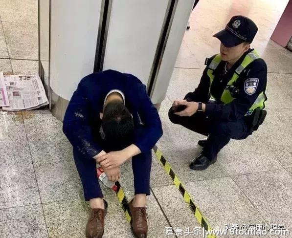 女友嫌男友“你真穷”，男友去盗窃，穷源于：习得性无助