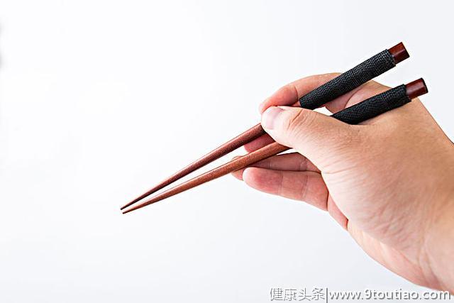 心理测试：选择你拿筷子的姿势，测你今生注定是什么命?贼准！