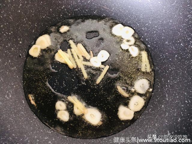 它是“洗肠草”，高纤维低热量，刮油减脂又清肠，减肥吃它瘦得快