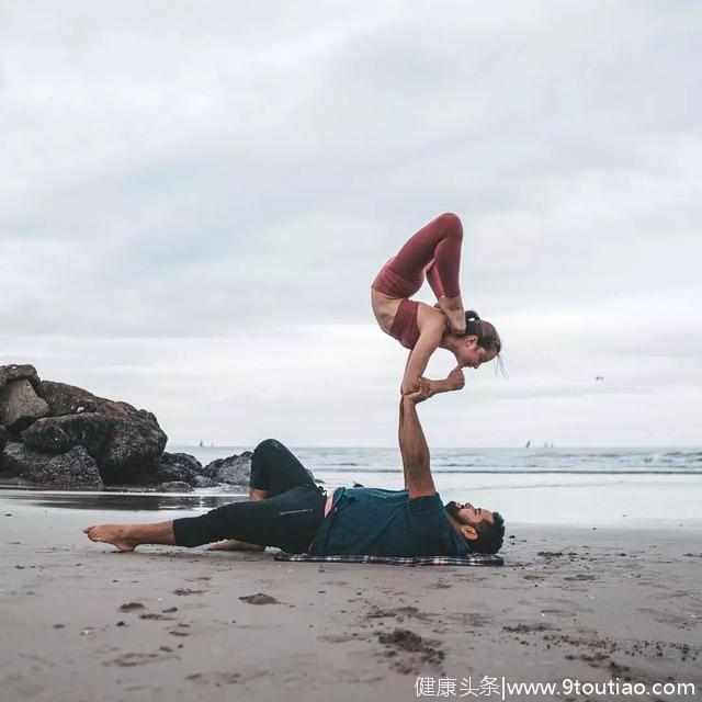 坚持练习双人的瑜伽体式​，又能锻炼身体，又能拉近夫妻间的感情