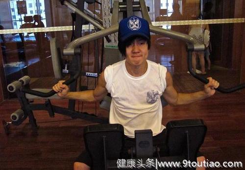 回到演唱会威猛的样子，林俊杰秀6块腹肌，网友：训练痕迹明显！