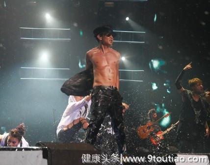 回到演唱会威猛的样子，林俊杰秀6块腹肌，网友：训练痕迹明显！