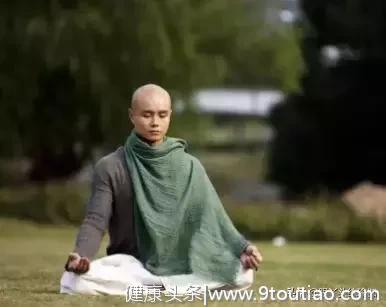 看完他们，你还敢说男人练瑜伽娘炮吗？