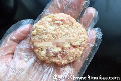 肉馅饼里加入这个东西，吃着不油腻，一口一个，香气充满整个口腔