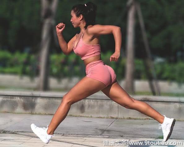 中国姑娘迷上健身1.57米练出卡戴珊的身材, 外形酷似欧美大妞
