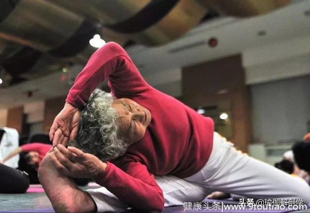 75岁老奶奶练瑜伽重塑女儿身，劈叉倒立不输年轻人！