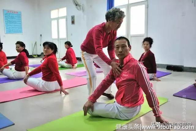 75岁老奶奶练瑜伽重塑女儿身，劈叉倒立不输年轻人！