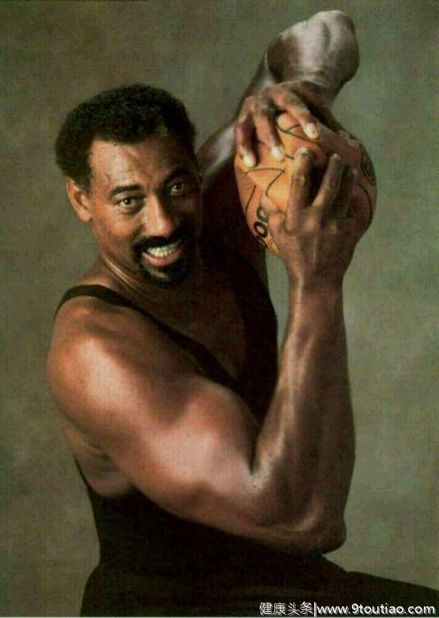 谁是NBA第一麒麟臂？魔兽肌肉如刀刻，张伯伦手臂比常人大腿还粗