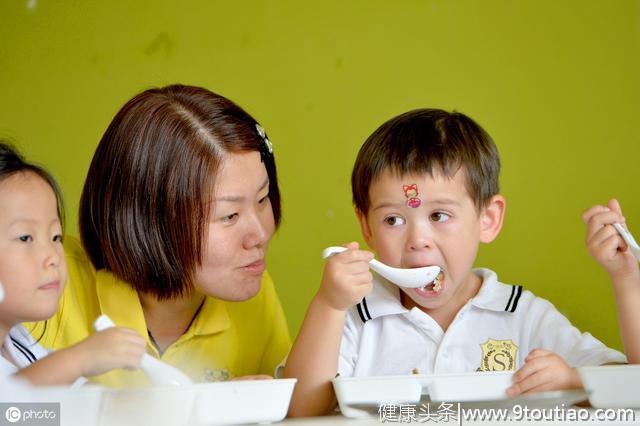 宝宝几时吃饭？为了孩子的牙齿健康，最好不要晚于这个时间！