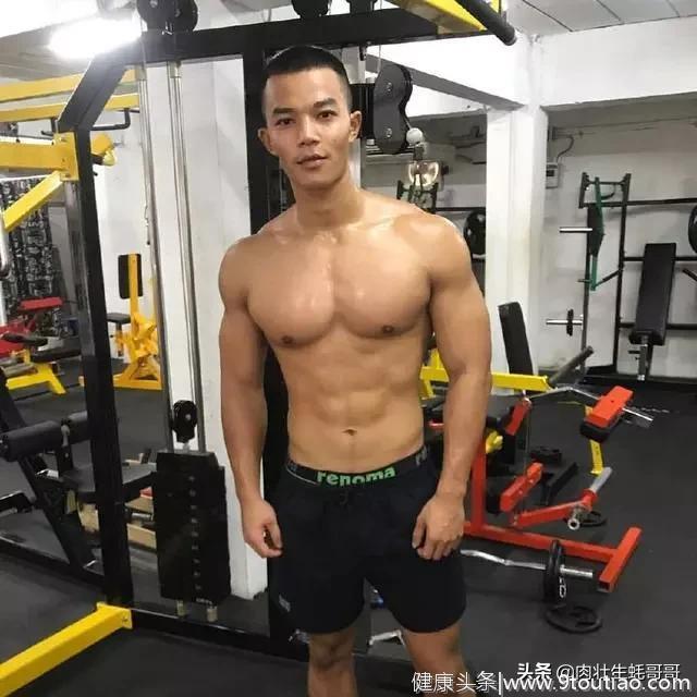 听说你们都喜欢这种痞帅痞帅的肌肉男