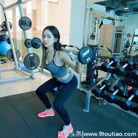 纤细瘦弱但肌肉线条感好，被网友封为“泰国的健身房女神”