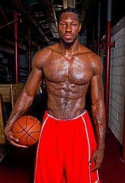 NBA胸肌最夸张的5位球星，大本上榜，马龙55岁依旧健硕