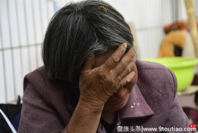 儿子患骨癌，两年花30万结果疼死，老两口借钱喂牛养孩子还债