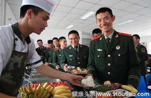 兵哥哥一日三餐都吃什么？这道菜让老兵泪目，网友：想错好多年