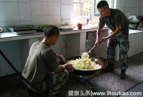 兵哥哥一日三餐都吃什么？这道菜让老兵泪目，网友：想错好多年