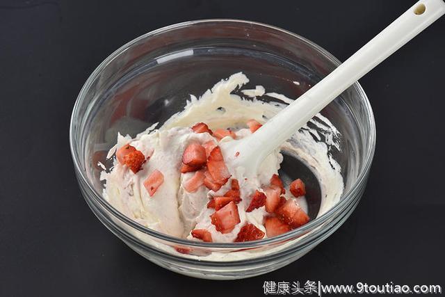 第一口就爱上的草莓白玉卷，究竟有多好吃？
