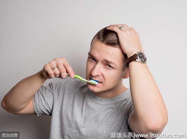 28岁男子口臭吓跑数十个相亲对象，牙医提醒：口臭可能是肠胃问题