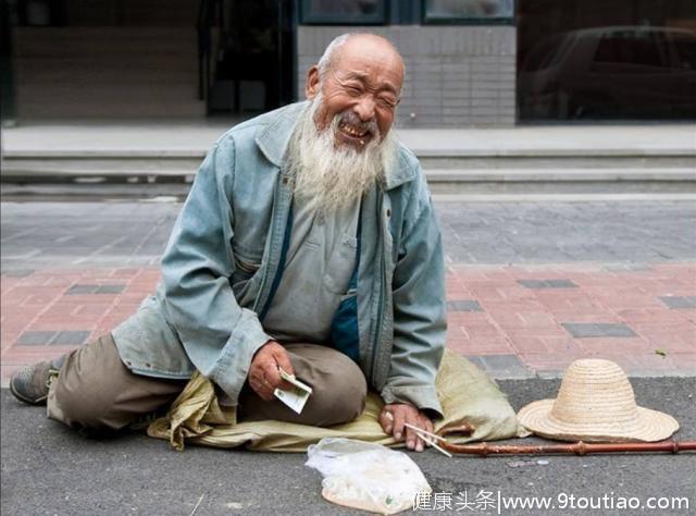 心理测试：只有1块面包，你会给哪个乞丐？测你的人格